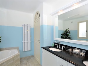 Bathroom - Luxurious Villa in Mougins With Swimming Pool (Mougins)