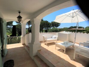 Villa | Balcony - Luxurious Villa in Mougins With Swimming Pool (Mougins)