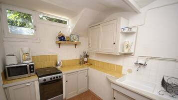 House | Private kitchen | Fridge, oven, coffee/tea maker, highchair