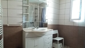 Bathroom - Beautiful, Comfortable Villa With Private Pool, 1 km From the Picturesque Jaujac (Jaujac)