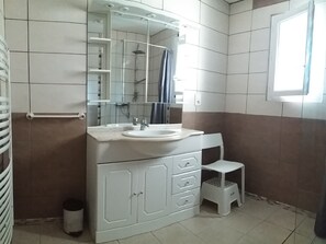 Chalet | Bilik Mandi | Gabungan pancuran/tab mandi, pengering rambut, tuala disediakan 