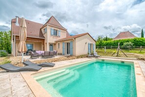 Exterior - Villa in Aquitaine With Pool & BBQ (Sainte-Foy-de-Longas)