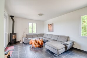 Living area - Villa in Aquitaine With Pool & BBQ (Sainte-Foy-de-Longas)