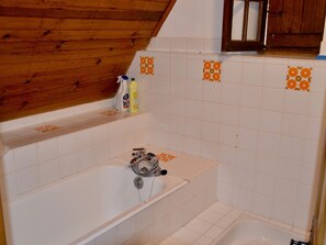 House | Bathroom | Bathtub, towels - Captivating Holiday Home in Tamniès With Swimming Pool (Tamnies)