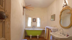 Villa | Bathroom - Lush Villa in Montaulieu With Swimming Pool (Montaulieu)