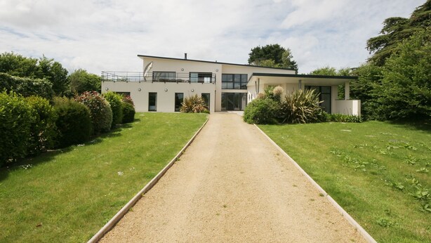 Property grounds - Beautiful Modern Villa With Pool, Jacuzzi and a Luxury Kitchen Island (Plougrescant)