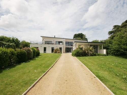 Beautiful Modern Villa With Pool, Jacuzzi and a Luxury Kitchen Island