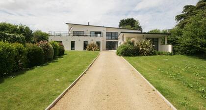 Beautiful Modern Villa With Pool, Jacuzzi and a Luxury Kitchen Island