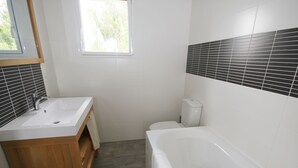 Villa | Bathroom | Towels - Beautiful Modern Villa With Pool, Jacuzzi and a Luxury Kitchen Island (Plougrescant)