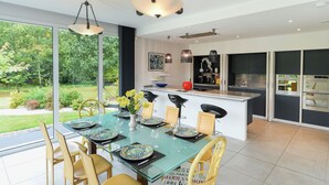 Dining - Welcoming Villa in Fouesnant With Swimming Pool (Fouesnant)