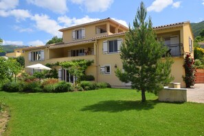 Exterior - Modern Terrace Stay Montbrun (Montbrun-les-Bains)
