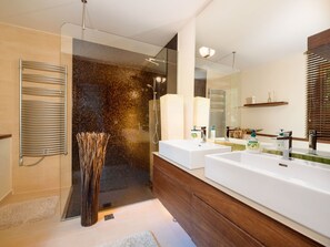 Chalet | Badezimmer | Badewanne, Handtücher