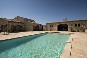 Pool - Vineyard Villa in Montfrin (Montfrin)