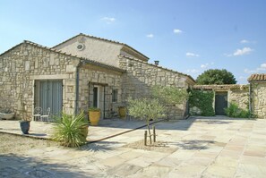 Exterior - Vineyard Villa in Montfrin (Montfrin)