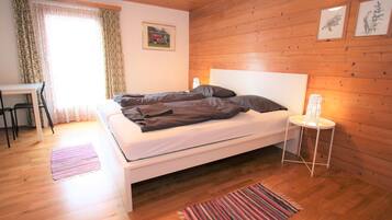 6 Schlafzimmer, individuell eingerichtet, Bettwäsche