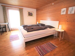 6 bedrooms, individually furnished, bed sheets