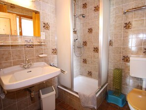 Combined shower/tub, towels