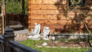 A wooden cabin with a stone pathway leading to a wooden deck. - Spacious Apartment in Mittersill near Ski Area (Mittersill)
