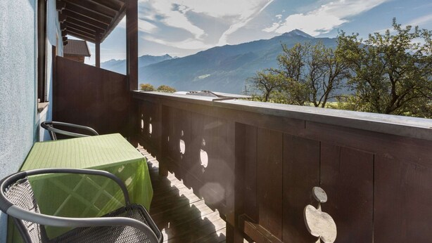 A balcony with a table and chairs, overlooking a mountainous landscape. - Spacious Apartment in Mittersill near Ski Area (Mittersill)