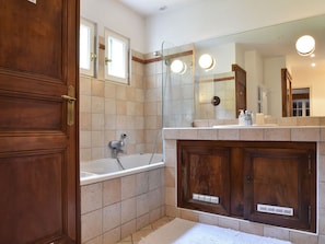 House | Bathroom | Combined shower/bathtub - Charming Holiday Home, Beautiful Surroundings (Sailly)