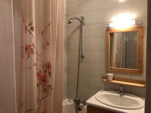 Apartment | Badezimmer | Badewanne, Handtücher