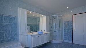 Villa | Bathroom - Spacious Luxury Villa With Private Heated Pool and Stunning Views (Vidauban)