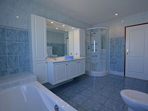 Villa | Badezimmer | Badewanne