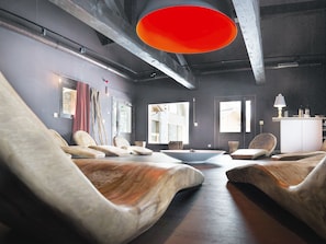 2 Schlafzimmer, Babybetten, individuell eingerichtet, Bettwäsche