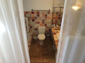 Combined shower/bathtub, towels - Peaceful Villa in Cogolin With Private Pool (La Mole)