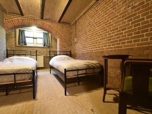 8 slaapkamers, individueel gemeubileerd