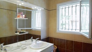 Shower - A Delightful House in a Quiet Area Near the Border of the Dordogne (Montbron)