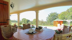 Outdoor dining - A Delightful House in a Quiet Area Near the Border of the Dordogne (Montbron)
