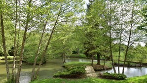 A serene riverside pathway surrounded by lush greenery and trees. - Charming Holiday Home With Pool and Pond (Villentrois-Faverolles-en-Berry)