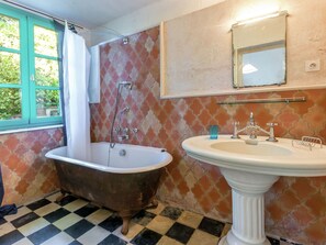 Villa | Bathroom | Bathtub, towels - Beautiful Villa in Var Near Sea (Rayol-Canadel-sur-Mer)