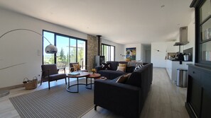 Villa | Living room - Stylish Villa in Beaufort With Private Pool (Beaufort)