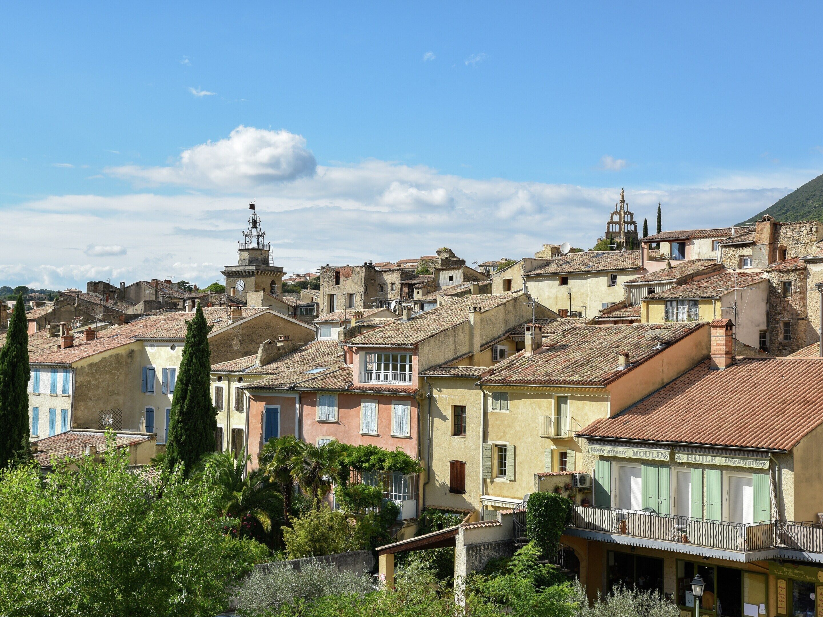 Il s’agit d’une ville historique à l’architecture traditionnelle, qui comprend une église dotée d’un clocher et un bâtiment portant l’inscription « Vente de moulins ».