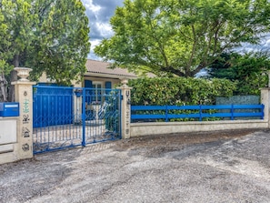 Reception - House in Clarensac With Swimming Pool (Clarensac)