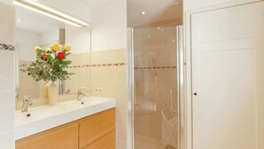 House | Bathroom - Cozy Holiday Home near Forest in Baarn (Baarn)