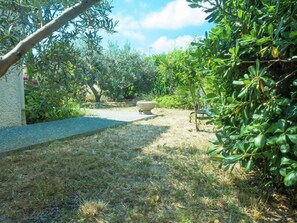 Garden - Chic Narbonne Pool Retreat (Narbonne)