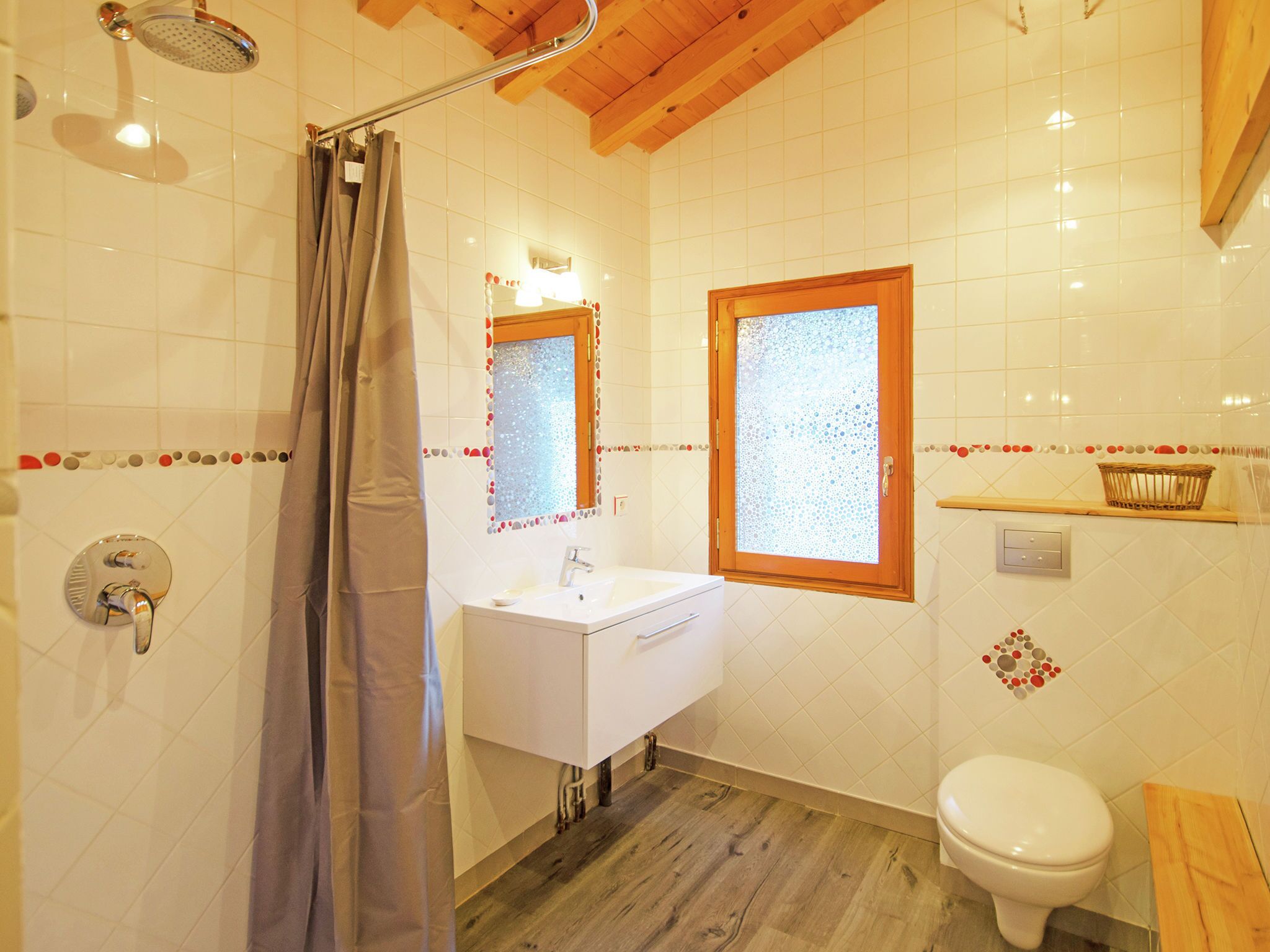 Chalet | Bathroom | Bathtub, hair dryer