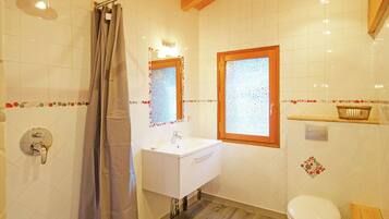 Chalet | Bathroom | Bathtub, hair dryer