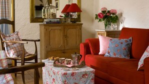 Cottage | Living room - Quaint Cottage in Teillet With Valley View (Teillet)
