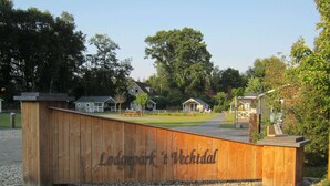 A wooden sign with the text "Lodgepark Vechtdal" at the entrance of a property. - Houses Toger With Group Space in 't Vechtdal (Dalfsen)