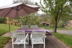 House | Outdoor dining - Peaceful Getaway in Nature (Varsberg)