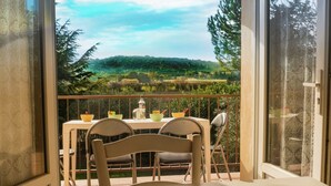Balcony - Attractive Villa in Roquemaure With Swimming Pool (Roquemaure)