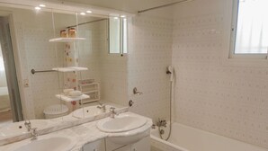 Apartment | Bathroom | Combined shower/tub - Attractive Villa in Roquemaure With Swimming Pool (Roquemaure)