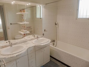 Apartment | Bathroom | Combined shower/tub - Attractive Villa in Roquemaure With Swimming Pool (Roquemaure)