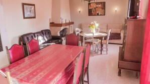 Dining - Attractive Villa in Roquemaure With Swimming Pool (Roquemaure)