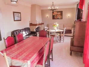Dining - Attractive Villa in Roquemaure With Swimming Pool (Roquemaure)