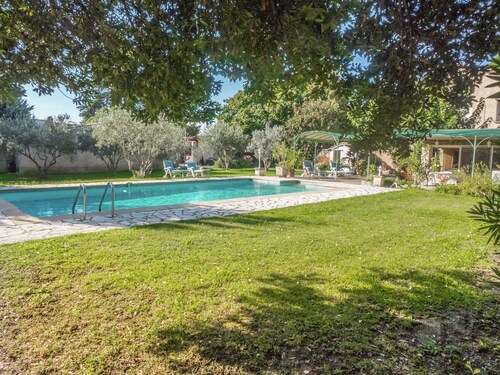 Attractive Villa in Roquemaure With Swimming Pool